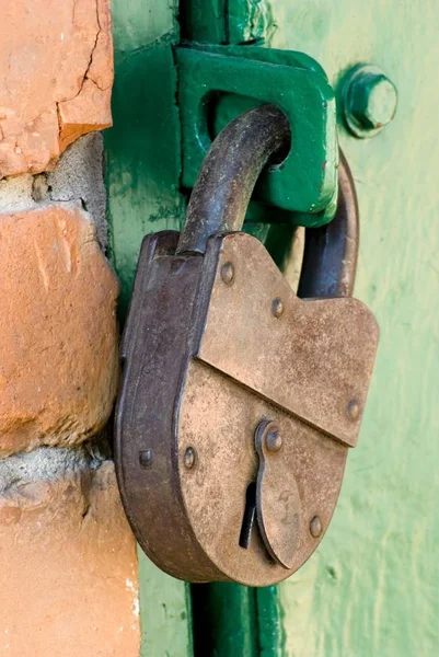 Παλιά Μεταλλική Κλειδαριά Στην Ξύλινη Πόρτα — Φωτογραφία Αρχείου