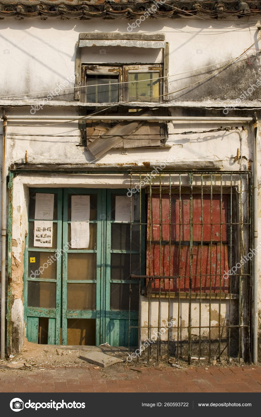 澳门路环老入口附近的赌场吸引了所有的年轻人现在一个鬼城这所房子实际上是出售的——图库图片© YAYImages #260593722