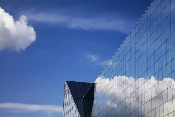 Edificio Moderno Cielo Azul Con Reflejo Paisaje Nublado — Foto de Stock