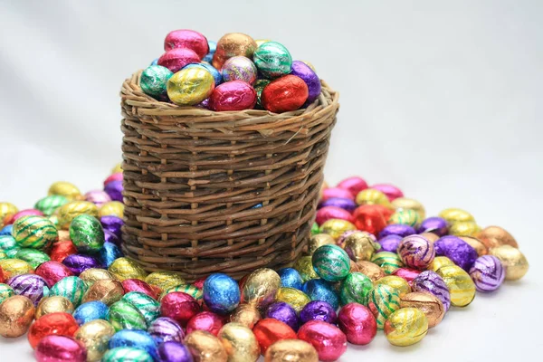 Плетеная Корзина Шоколадными Пасхальными Яйцами — стоковое фото