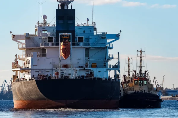 Nave Cargo Nera Che Entra Nel Porto Riga Europa — Foto Stock