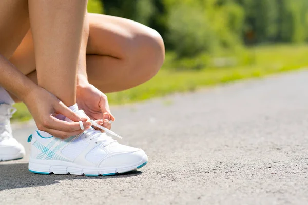 Kvinnlig Löpare Knyta Spetsar Sportskor Utbildning För Ett Maraton — Stockfoto