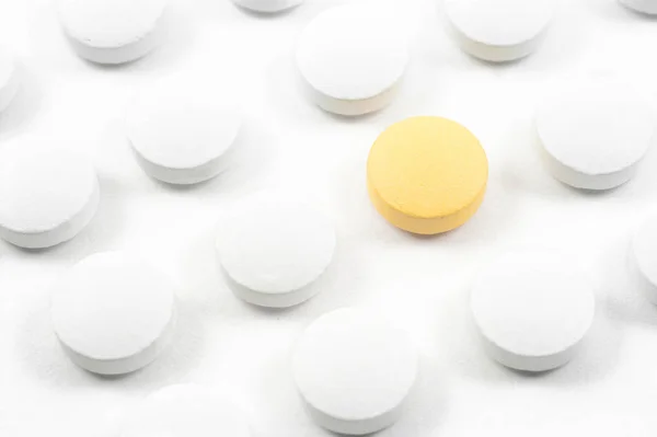 Tabletten Und Medikamente Isoliert Auf Weiß — Stockfoto