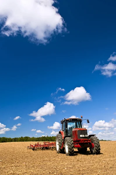 トラクターとフィールドで耕す小規模農業 — ストック写真