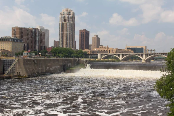 Minneapolis Minnesota Şehir Merkezindeki Anthony Barajı Üzerinde Akar — Stok fotoğraf