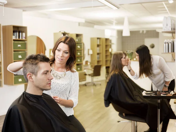 Kunden Und Friseure Schönheitssalon — Stockfoto