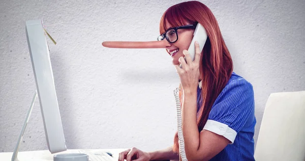 Lachende Vrouw Van Hipster Telefoon Tegen Grijs Muur — Stockfoto