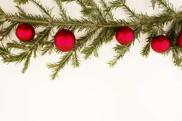 Fronteira Guirlanda Natal Vermelho Com Bugigangas Fitas Branco — Fotografia de Stock