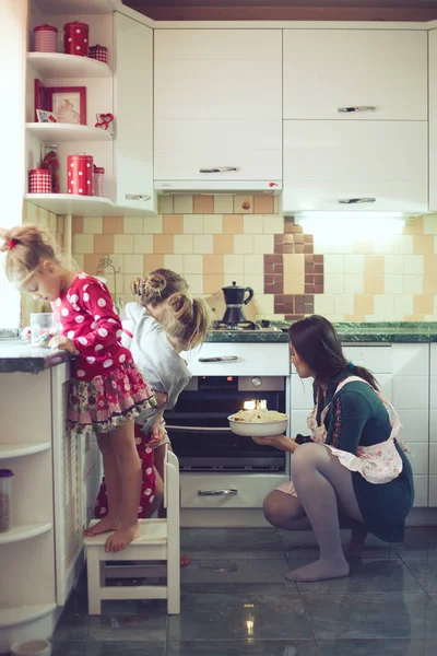 Mãe Com Três Crianças Cozinhar Torta Férias Cozinha Série Fotos — Fotografia de Stock
