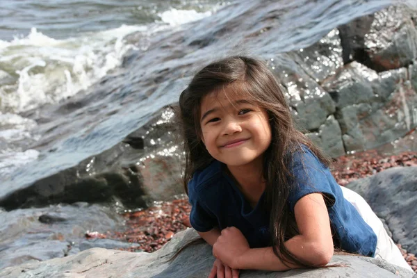 Child Playing Lakeshore — Stock Photo, Image