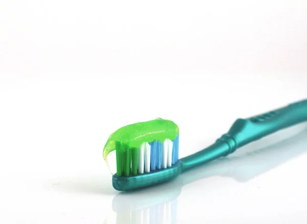 Зубная Щетка Зубной Пастой Поверх Белого — стоковое фото