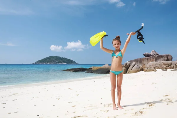 Niño Preadolescente Posando Con Equipo Snorkel Una Playa Tropical —  Fotos de Stock