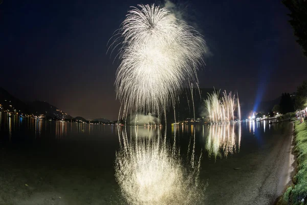 Vuurwerk Het Meer Van Lugano Een Zomeravond Lavena Ponte Tresa — Stockfoto