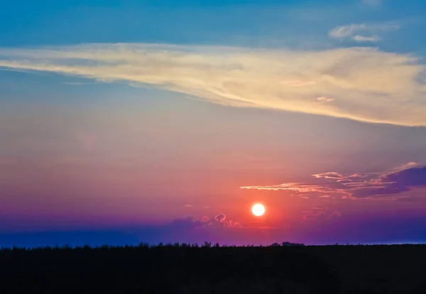 Sole Splende Una Nuvola Bassa — Foto Stock