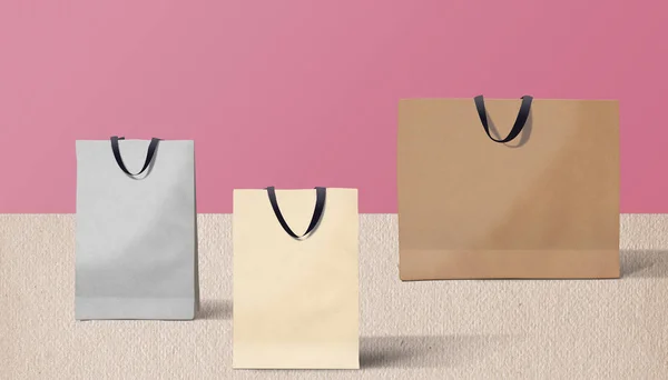 Tres Bolsas Papel Para Comprar Sobre Fondo Rosa — Foto de Stock