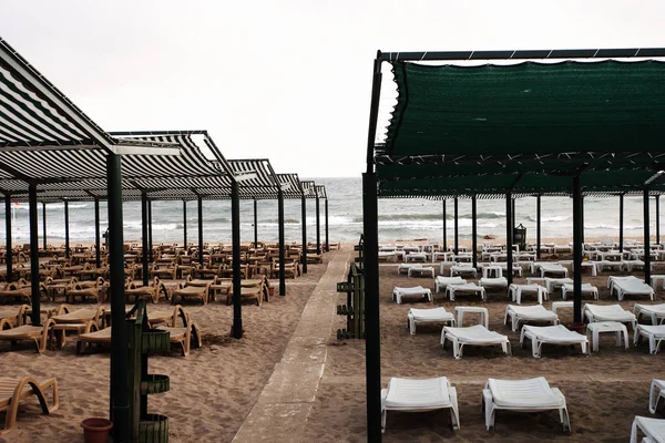 Chaises Longues Parasols Sur Plage Sable — Photo