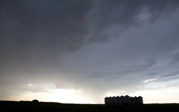 嵐の雲カナダ田舎草原シーン — ストック写真