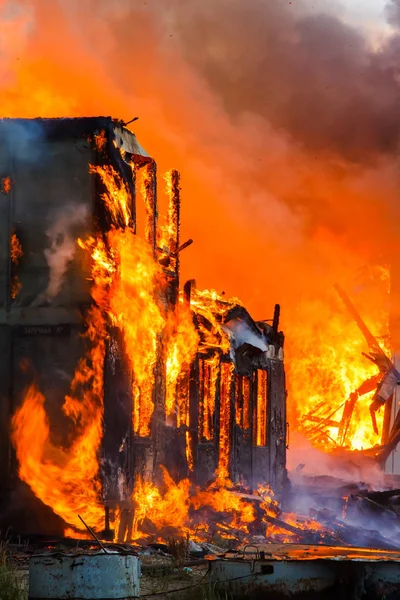 Brandende Oude Houten Huis — Stockfoto