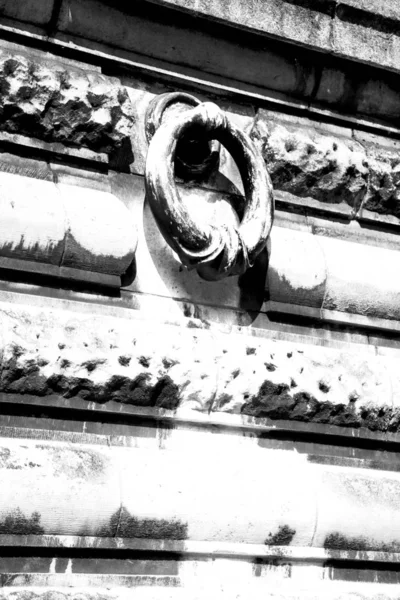 Manija Londres Puerta Antigua Clavo Latón Oxidado Hormigón —  Fotos de Stock