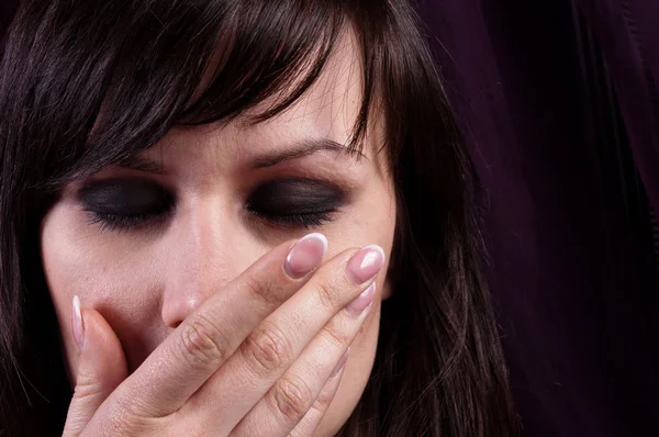 Junges Mädchen Das Ihren Mund Mit Der Hand Bedeckt — Stockfoto