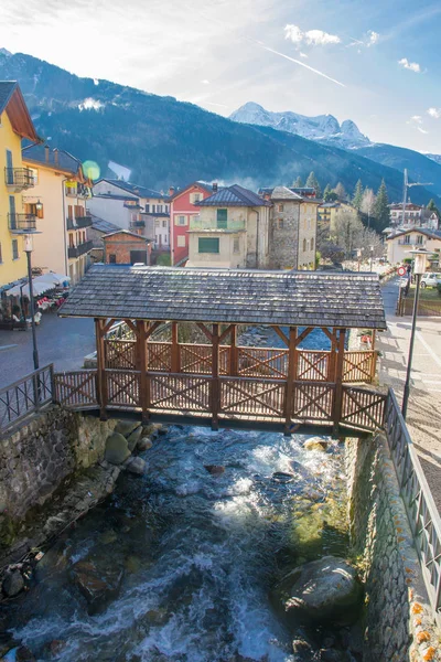 Passerelle Piétonne Bois Sur Rivière — Photo