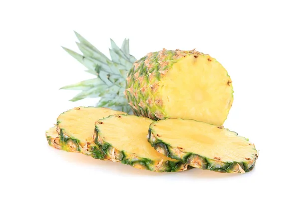 Beyaz Arkaplanda Dilimlenmiş Ananas — Stok fotoğraf