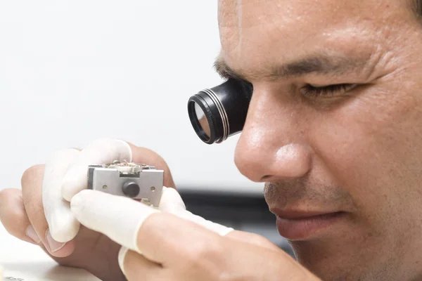 Een Horlogemaker Reparatie Man Actie Die Zeer Nauw Bekeken Een — Stockfoto