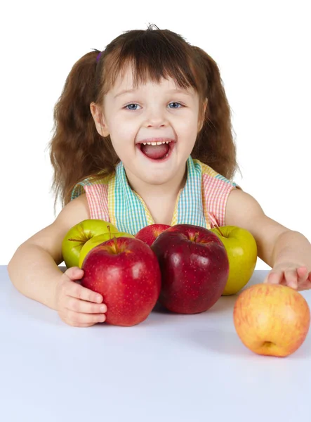リンゴ幸せ笑っている女の子は テーブルに座る — ストック写真