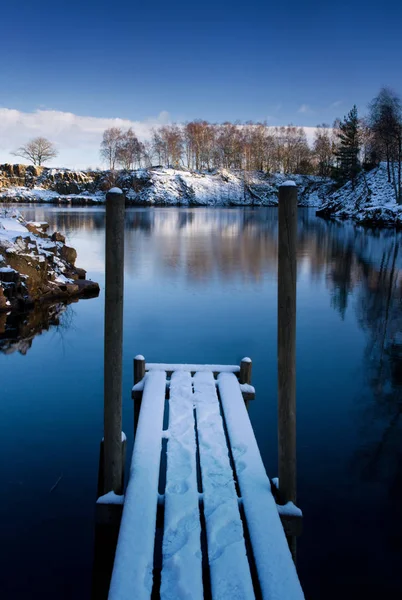 Деревянная Палуба Берегу Маленького Озера Зимой Швеция — стоковое фото