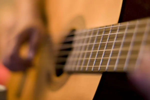 Mulher Toca Sozinho Guitarra — Fotografia de Stock