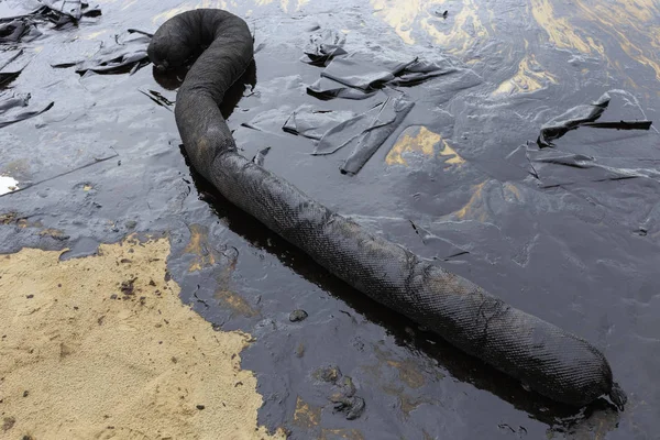 Бум Подержанной Нефти Песчаном Пляже Покрытом Нефтью Результате Аварии Пляже — стоковое фото