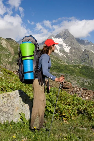 Backpacker Mädchen Mit Blick Auf Einen Hohen Berg — Stockfoto