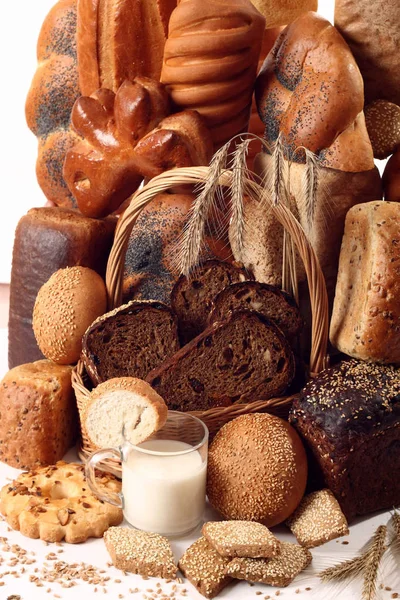 很多不同的面包 在白色背景上 — 图库照片