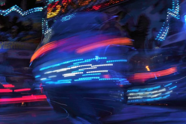 Χρώματα Νύχτας Φώτα Λούνα Παρκ Κίνηση Φως Μονοπάτια Αργή Ταχύτητα — Φωτογραφία Αρχείου
