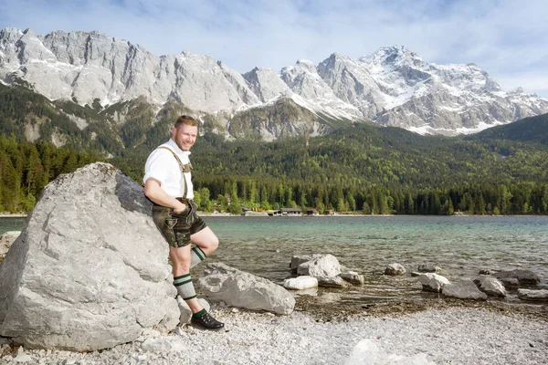 Ein Bayerischer Mann Eibsee Mit Der Zugspitze Hintergrund — Stockfoto