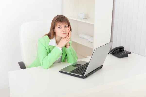 Triste Fille Est Assise Une Table Blanche Bureau — Photo