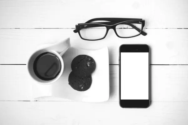 Taza Café Con Galletas Teléfono Gafas Mesa Madera Blanca Color — Foto de Stock