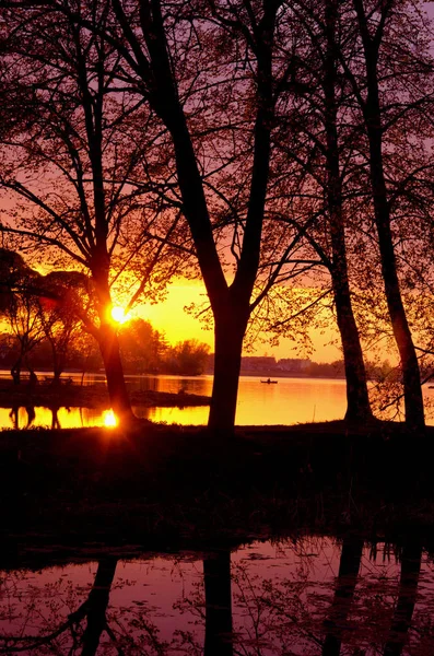 Evening Sunset Reflexões Sobre Lago Primavera Água Transparente Vista Maravilhosa — Fotografia de Stock