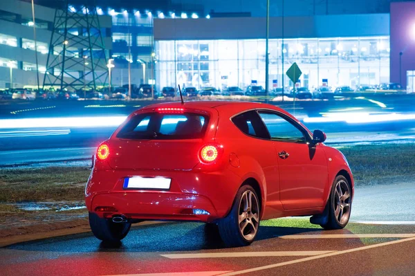 Vista Lateral Carro Vermelho Cidade Perto Aeroporto Noite Riga Letónia — Fotografia de Stock