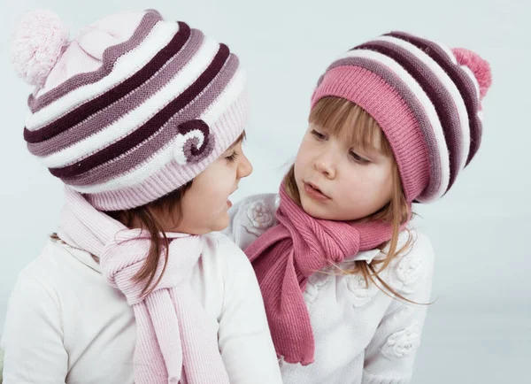 Retrato Duas Garotas Usando Chapéus Inverno Malha Cachecóis — Fotografia de Stock