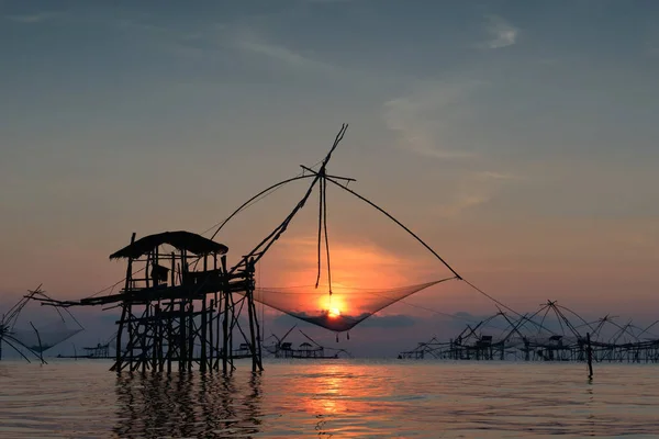 Silhouette Traditionelle Fischereimethode Mit Einem Bambus Quadratischen Tauchnetz Mit Sonnenaufgang — Stockfoto