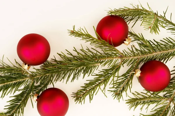 Fronteira Guirlanda Natal Vermelho Com Bugigangas Fitas Branco — Fotografia de Stock