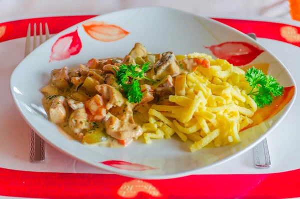 Carne Rebanada Con Pasta Plato Rojo Blanco — Foto de Stock