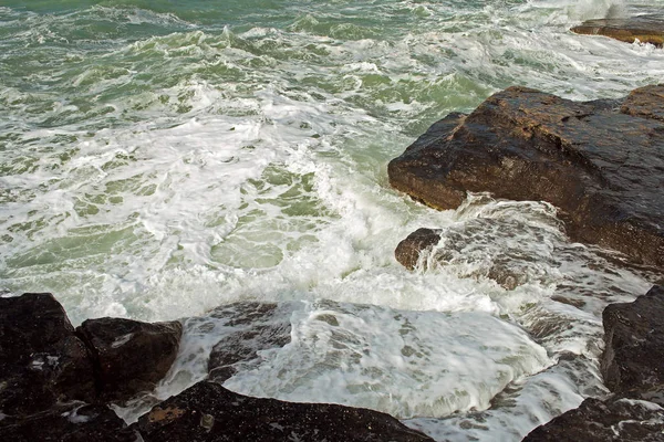 Θύελλα Στην Ακτή Της Θάλασσας Της Κασπίας Θάλασσας Μηνός Φεβρουαρίου — Φωτογραφία Αρχείου