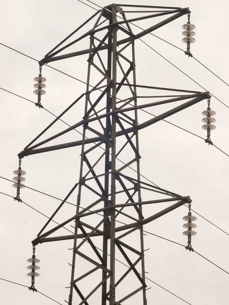 Anglia Elektryczność Drut Metal Niebezpieczeństwo Niebo Pylon Struktura Zbliżenie — Zdjęcie stockowe