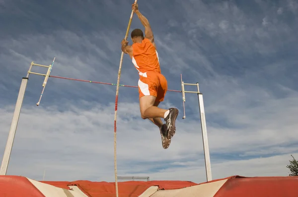 Male Athlete Pole Vaulting — Stock Photo, Image