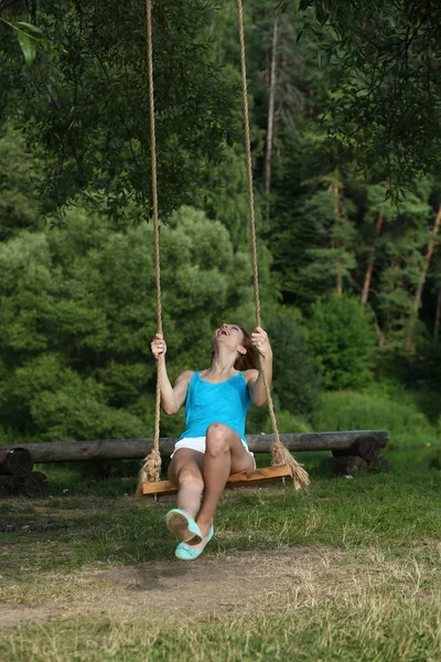 Junge Glückliche Frau Reitet Auf Schaukel Park — Stockfoto