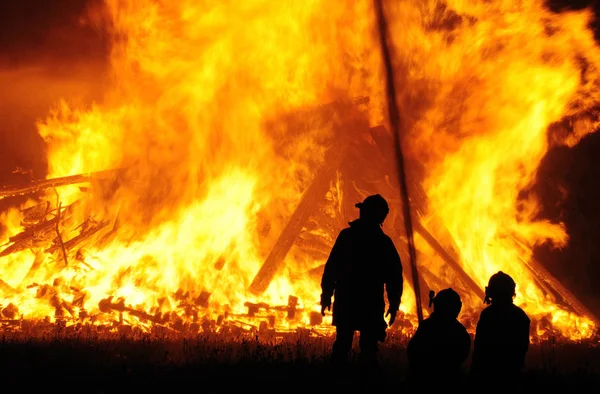 Tre Brandmän Beskrivs Mot Massiv Blaze — Stockfoto