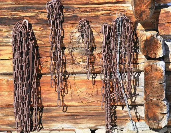 Rust Chains Wooden House — Stock Photo, Image