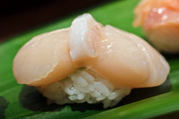 Fésűkagyló Sushi Kohada Egy Zöld Levél — Stock Fotó